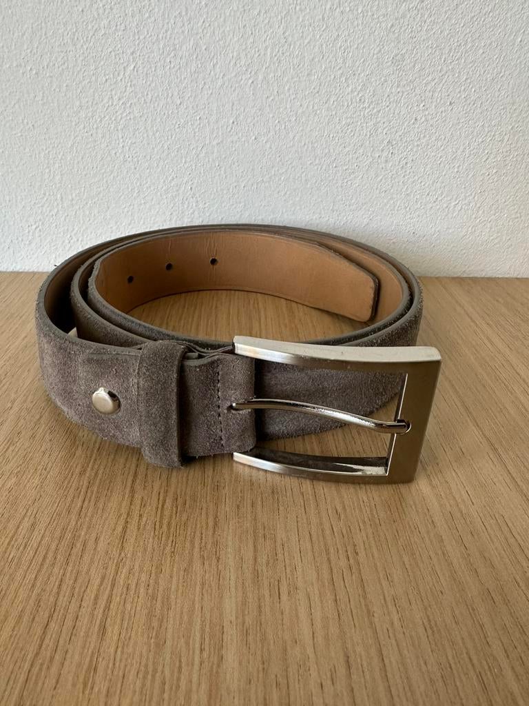 Grijs suède Venetia riem in maat 100, Kleding | Heren, Riemen en Ceinturen, 95 tot 105 cm, Overige kleuren, Echt leder, Ophalen of Verzenden