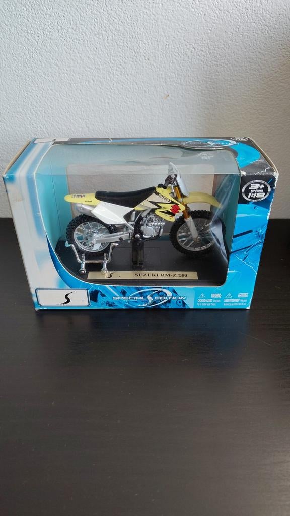 Maisto Suzuki RM-Z 250 Schaalmodel 1:18 Geel - Nieuw in doos, Ophalen of Verzenden, Zo goed als nieuw, Overige typen, Overige merken
