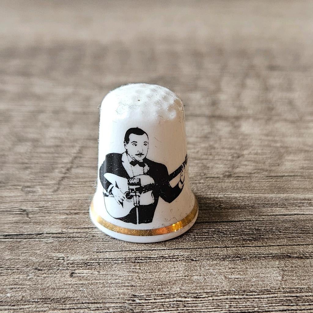 Vingerhoedjes verzamelen-bekende personen-vingerhoed, Verzenden, Zo goed als nieuw, Porselein