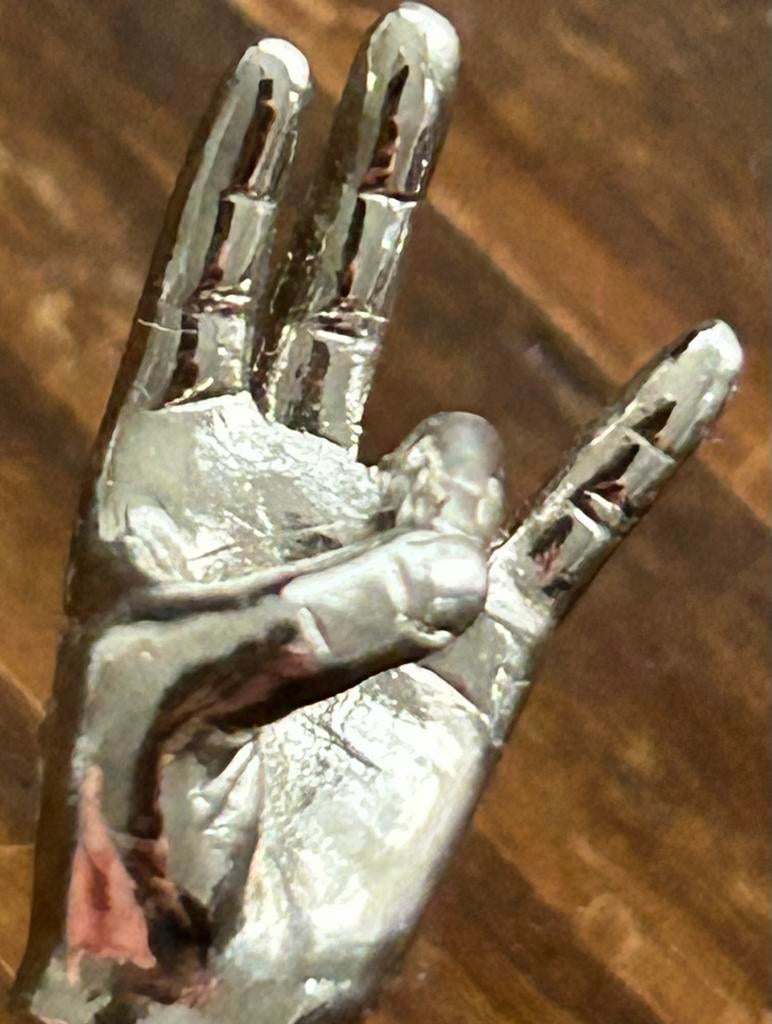 APARTE ZILVERKLEURIGE HAND BROCHES, Ophalen of Verzenden, Zo goed als nieuw, Zilver