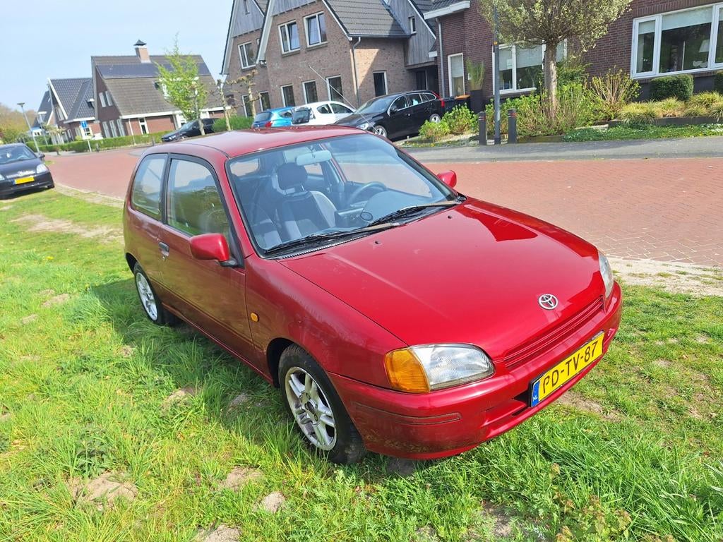Toyota Starlet 1.3 16V 1996 Rood, Auto's, Toyota, Voorwielaandrijving, Stof, 4 cilinders, 400 kg