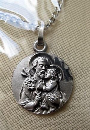 Nieuwe Sint-Jozef medaille aan ketting. Christchurch Priory, Ophalen, Sieraad