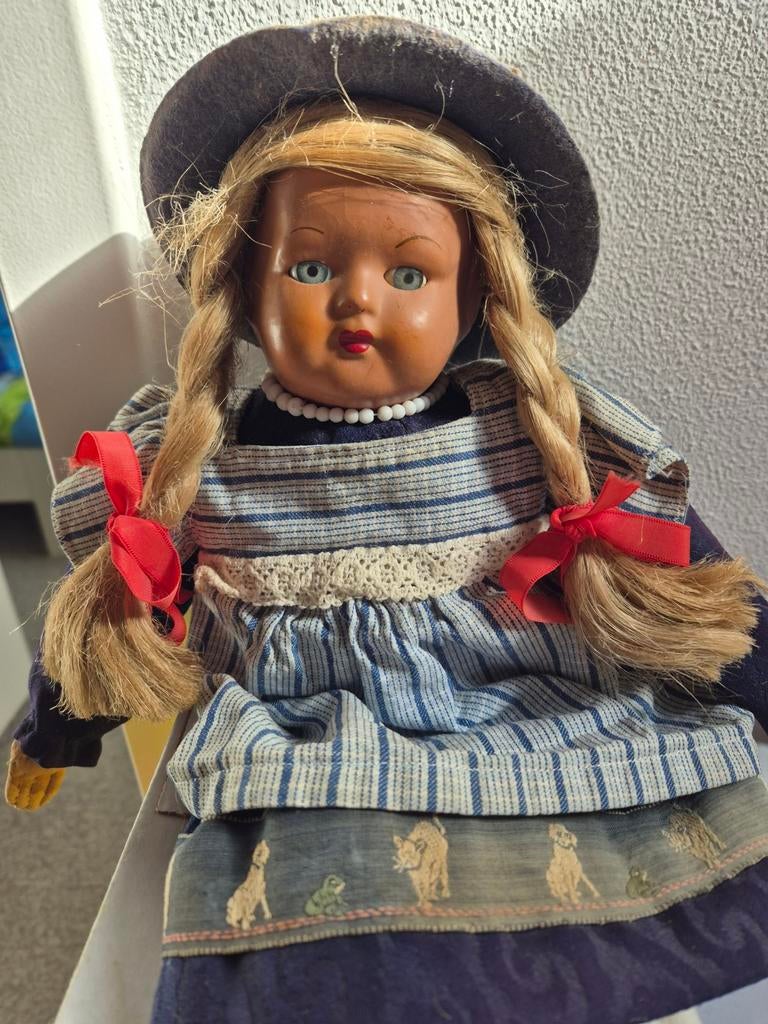 Antieke pop met stoffen lijfje en vlechtjes, Verzamelen, Ophalen of Verzenden, Gebruikt, Pop
