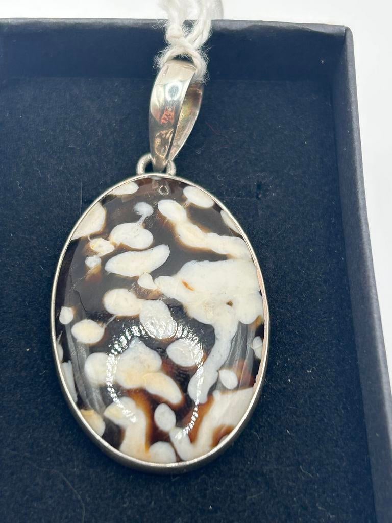 Peanut wood jaspis hanger, Overige voorstellingen, Bruin, Ophalen of Verzenden, Zo goed als nieuw