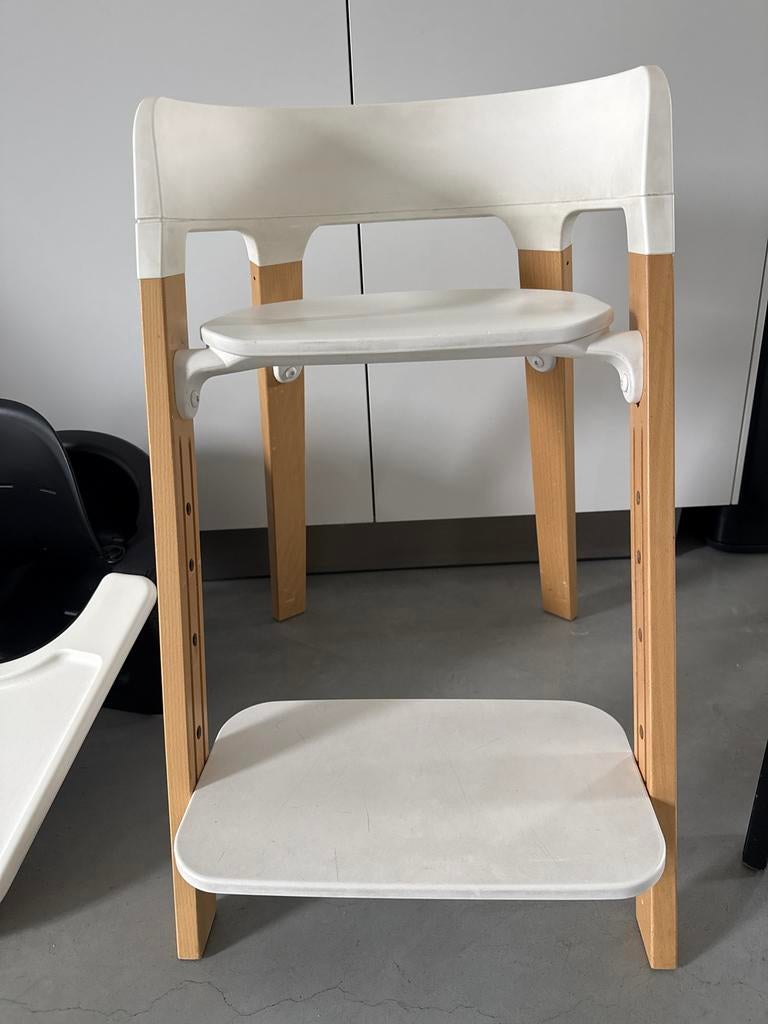Stokke Steps kinderstoel wit, Kinderen en Baby's, Kinderstoelen, Ophalen of Verzenden, Gebruikt, Meegroeistoel, Aanschuifbaar
