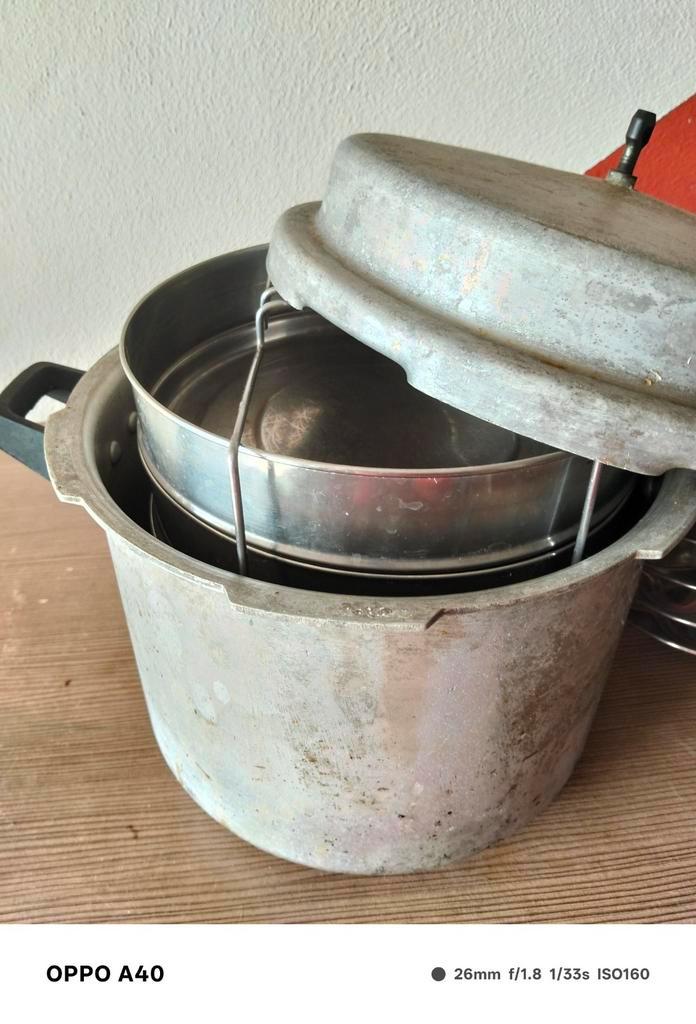 10L Snelkookpan met Idli Platen, Huis en Inrichting, Keuken | Keukenbenodigdheden, Gebruikt, Ophalen of Verzenden