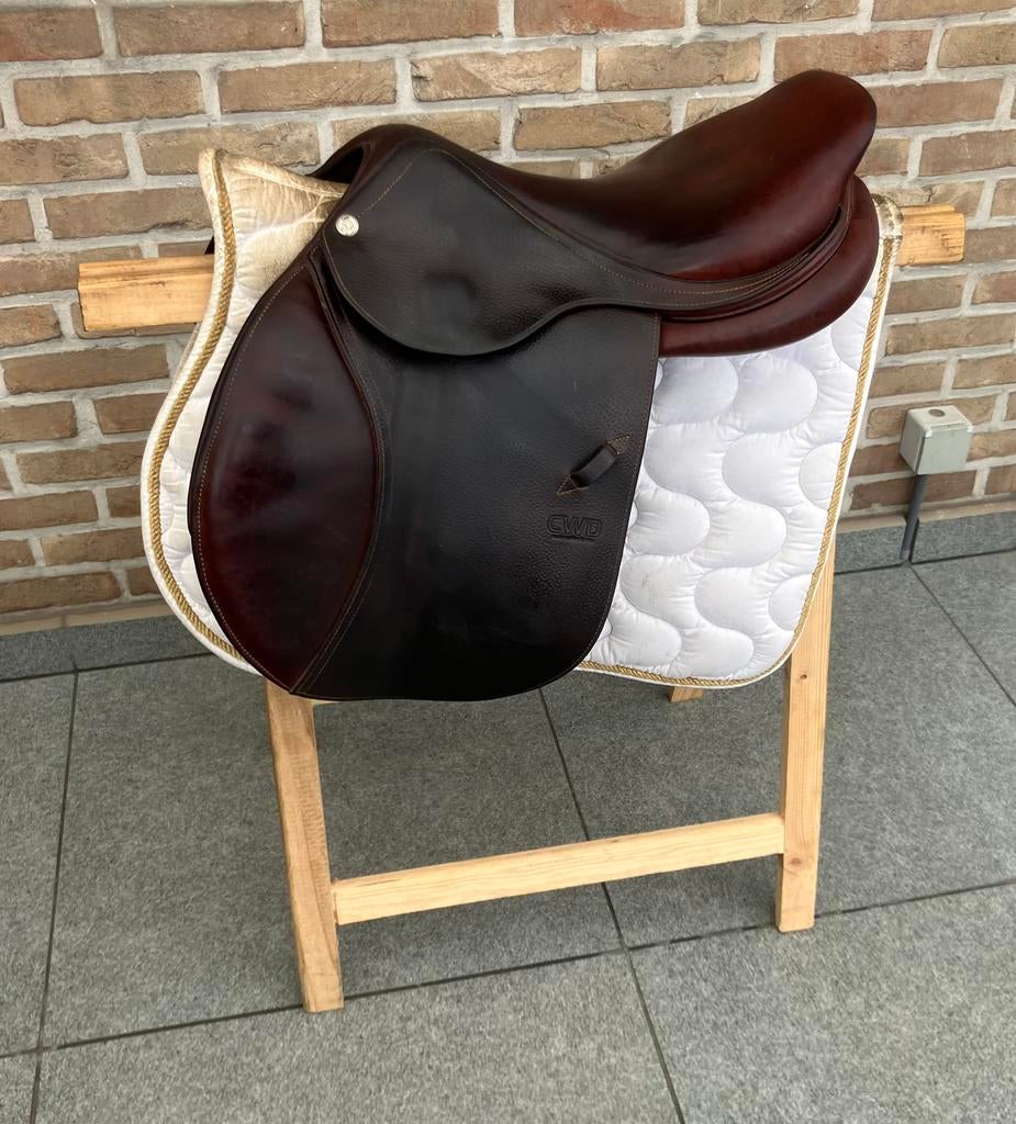 Springzadel CWD 17 inch, Dieren en Toebehoren, Paarden en Pony's | Zadels, Ophalen of Verzenden, Zo goed als nieuw, Springen