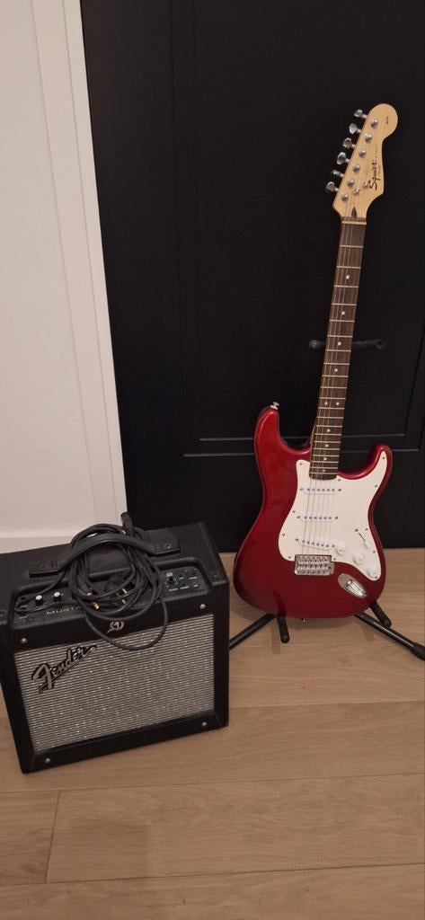 Rode Squier Strat Fender elektrische gitaar met versterker, Muziek en Instrumenten, Snaarinstrumenten | Gitaren | Elektrisch, Fender