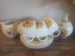 3 kop en schotel met melkkannetje en suikerpotje, Gebruikt, Keramiek, Ophalen of Verzenden, Overige stijlen