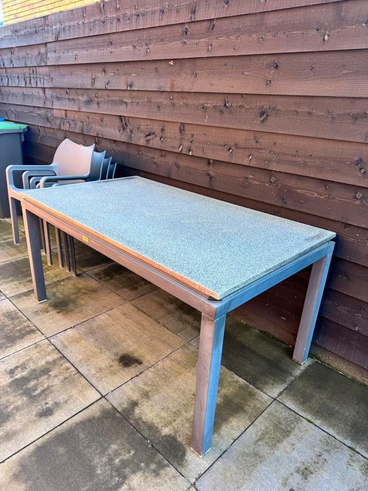 Hardstenen tuintafel met 4 plastic stoelen, Tuin en Terras, Tuintafels, Gebruikt, Rechthoekig, Kunststof, Ophalen