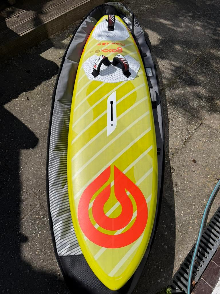 Goya quad custom 4 pro 94 liter, Watersport en Boten, Windsurfen, Ophalen, Zo goed als nieuw, Plank, Minder dan 5 m²