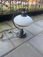 Klassieke tafellamp met melkglas kap, Ophalen, Gebruikt, Glas, 50 tot 75 cm