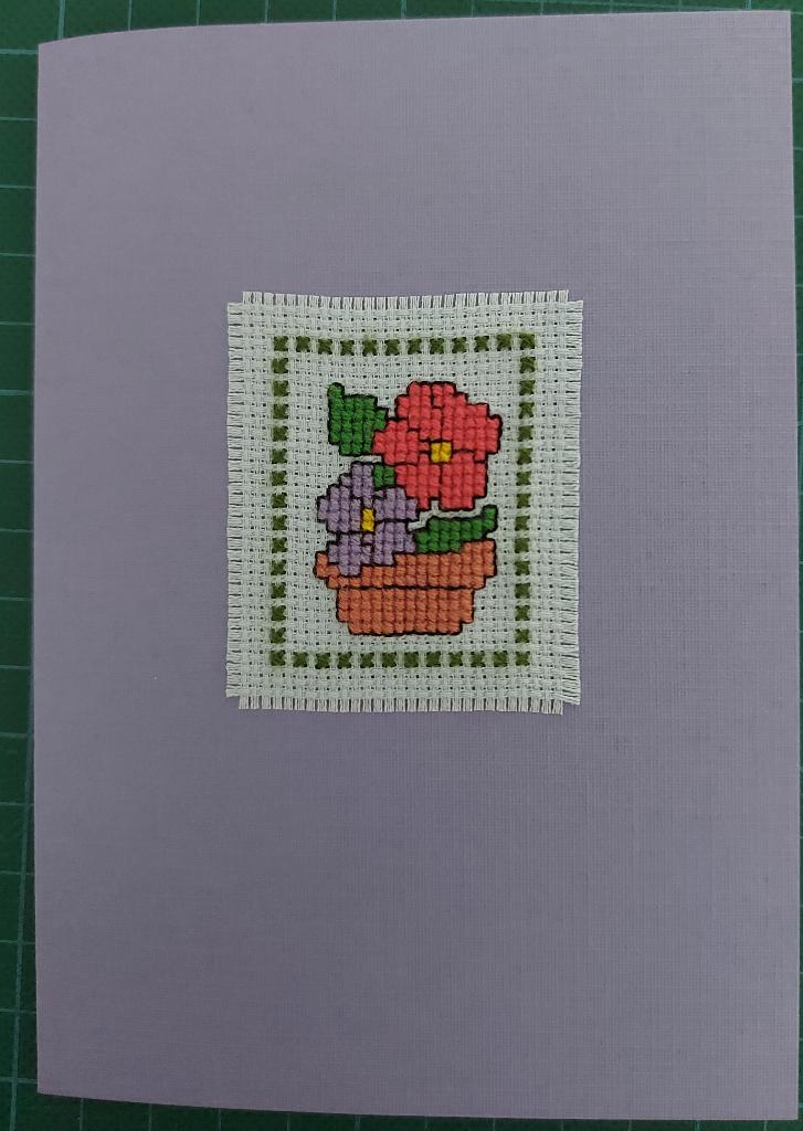 kaart met geborduurde pot met bloemen (1959), Hobby en Vrije tijd, Ophalen of Verzenden, Nieuw, Natuur