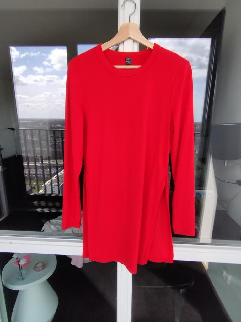 Rode long T-Shirt met zijsplit. Maat M/L, Kleding | Dames, T-shirts, Ophalen of Verzenden, Nieuw, Rood, Korte mouw