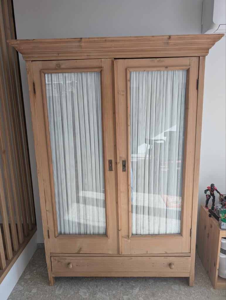 Massief houten vitrinekast met glasdeuren, Ophalen, Gebruikt, Vintage, Glas