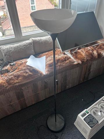 Mooie Staande Lamp - Eenvoudig Design beschikbaar voor biedingen