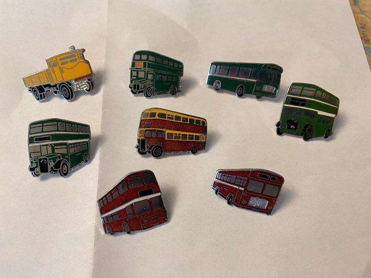 kleine verzameling Engelse bussen 7 bussen 1 vrachtauto, Verzamelen, Speldjes, Pins en Buttons, Zo goed als nieuw, Speldje of Pin