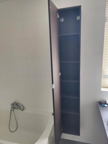 Te koop spiegel kastje Ikea met vergroot spiegel.