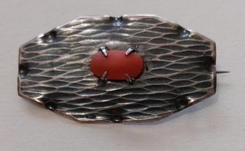 Amsterdamse school Art Deco broche met bloedkoraal nr 2 beschikbaar voor biedingen