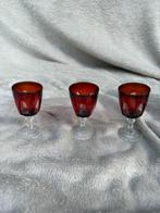 Unieke set van 3 robijnrode likeurglazen uit Frankrijk 1970s, Ophalen of Verzenden, Zo goed als nieuw, Borrel- of Shotglas