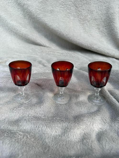Unieke set van 3 robijnrode likeurglazen uit Frankrijk 1970s, Verzamelen, Glas en Borrelglaasjes, Zo goed als nieuw, Borrel- of Shotglas