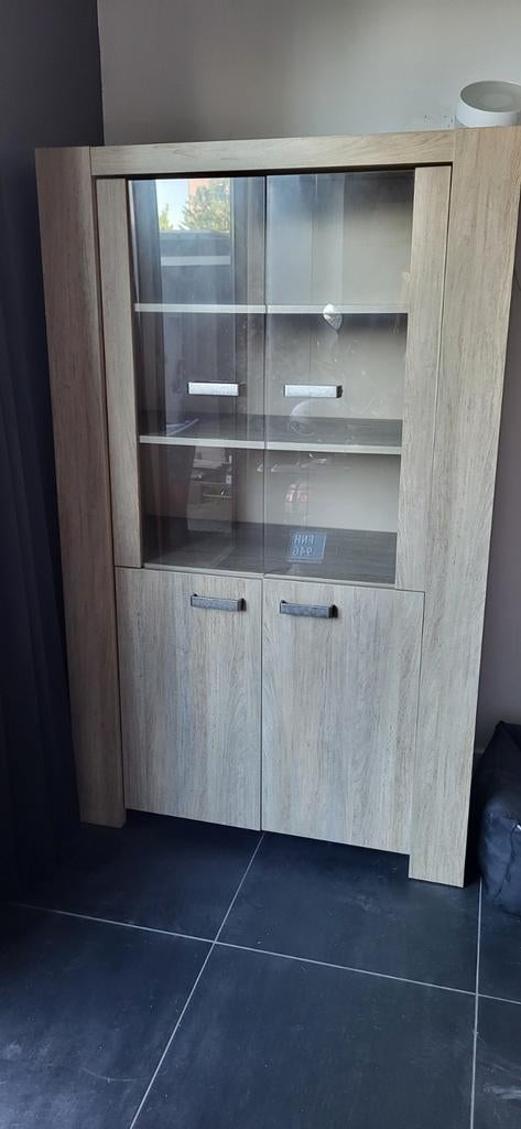 Kast met glazen deuren, Ophalen