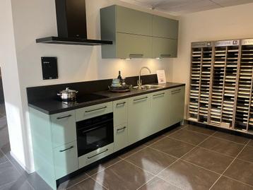 Showroomkeuken Keller groen met granieten blad beschikbaar voor biedingen