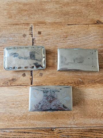 3 zilveren tabaksdozen met graveringen antiek zilver  beschikbaar voor biedingen