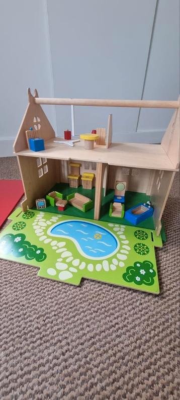 Houten Poppenhuis met Meubilair en Zonnepanelen – Educatief beschikbaar voor biedingen