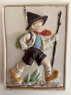 Vintage Keramiek Wandbord - Jongen met Wandelstok en Rugzak, Antiek en Kunst, Ophalen of Verzenden