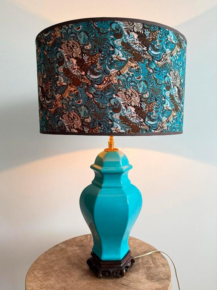Turquoise Lamp met Decoratieve Kap, Huis en Inrichting, Lampen | Lampenkappen, Nieuw, 50 cm of meer, Rond, Bruin, Groen, Ophalen of Verzenden