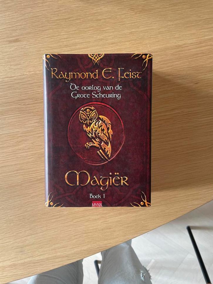 Magiër - Raymond E. Feist (Boek 1), Boeken, Fantasy, Zo goed als nieuw, Ophalen of Verzenden