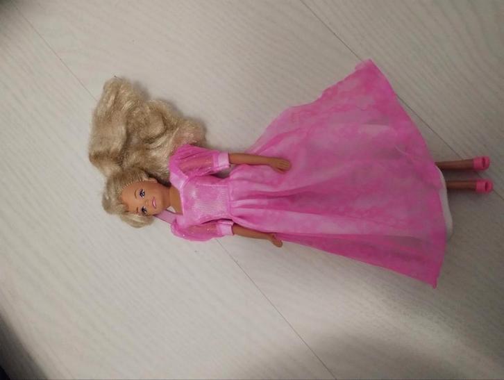 Barbie pop met Roze witte jurk en schoenen., Kinderen en Baby's, Speelgoed | Poppen, Zo goed als nieuw, Barbie, Ophalen of Verzenden