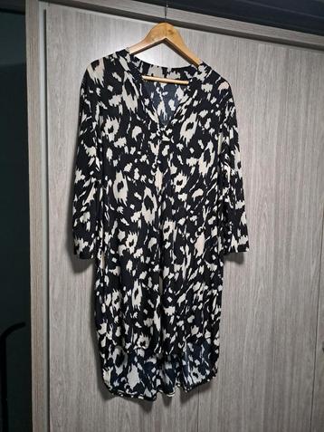 Zwart met creme kleurige tuniek maat 50/52 beschikbaar voor biedingen