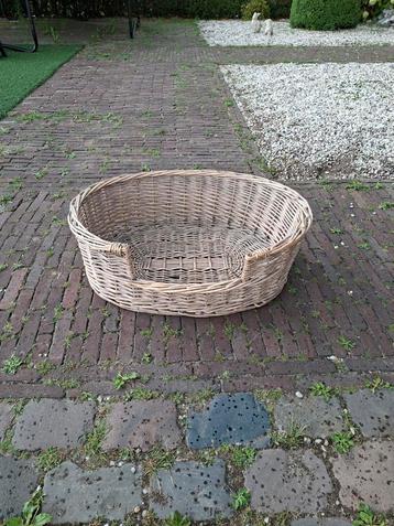 Rieten hondenmand. beschikbaar voor biedingen