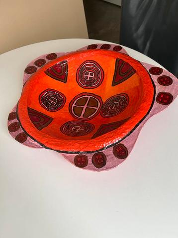 Grote decoratieve schaal van papier-machee. beschikbaar voor biedingen