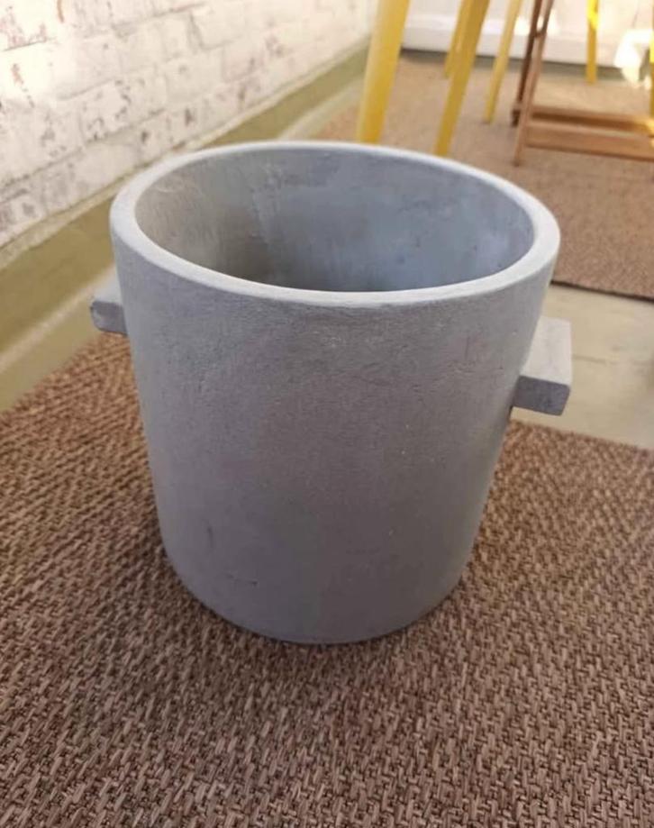 Serax bloempot in cementen- 27 cms, Tuin en Terras, Bloempotten, Zo goed als nieuw, Overige materialen, Binnen, Balkon, Tuin, Minder dan 40 cm
