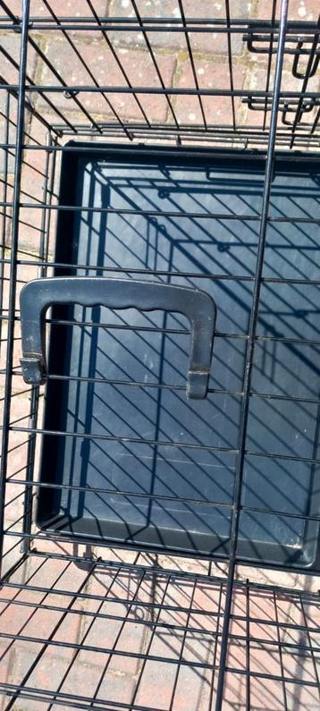 Op vouwbare hondenbench beschikbaar voor biedingen