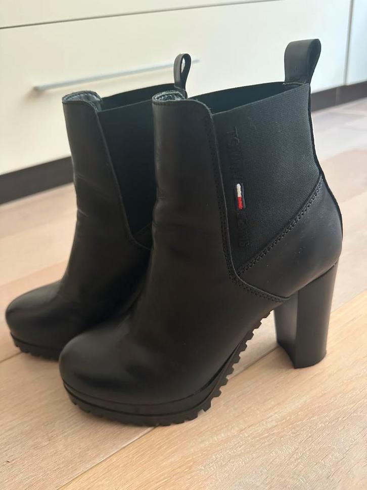 Tommy Hilfiger Essential high heel boot maat 37, Kleding | Dames, Schoenen, Zo goed als nieuw, Lage of Enkellaarzen, Zwart, Ophalen of Verzenden