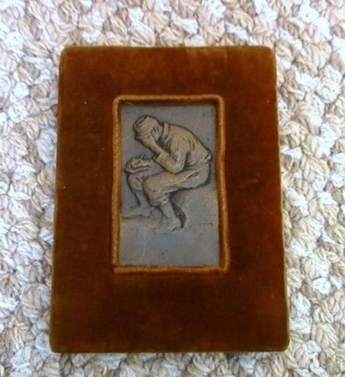 Max Blondat - bronzen plak - Oorlogsgevangene schrijft brief, Antiek en Kunst, Antiek | Overige Antiek, Ophalen of Verzenden