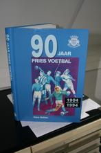 voetbalboek over 90 jaar Fries voetbal, Ophalen of Verzenden, Zo goed als nieuw, Balsport
