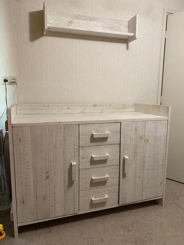 Complete kinderkamer. Ledikant comode kast en schapje beschikbaar voor biedingen