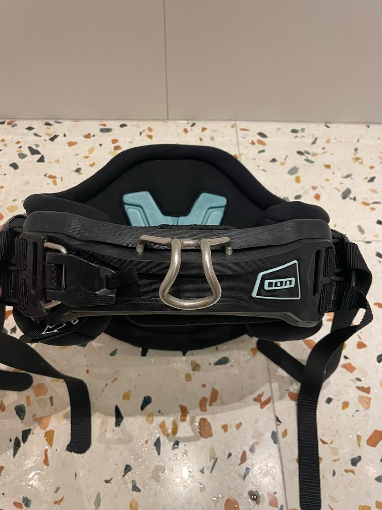 ION Nova Curv 8 trapeze Maat L - Top Staat!, Watersport en Boten, Kitesurfen, Ophalen, Trapeze, Geen board, Zo goed als nieuw