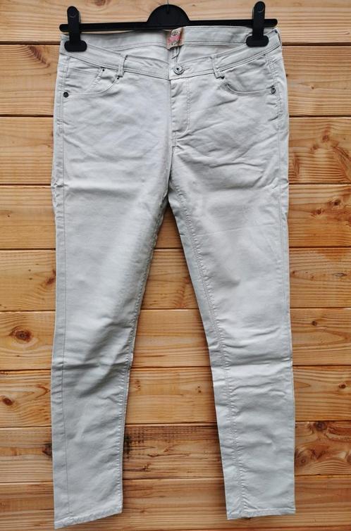 Bershka coated jeans mt. 40, Kleding | Dames, Spijkerbroeken en Jeans, Zo goed als nieuw, W30 - W32 (confectie 38/40), Overige kleuren