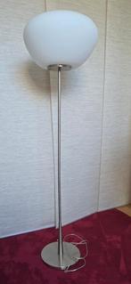 2 chromen vloerlampen met glazen bol, Ophalen, Zo goed als nieuw, Metaal, 150 tot 200 cm