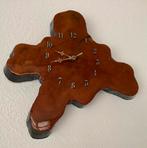 Wandklok met wijzerplaat uit Suriname (hout is pari oedoe), Ophalen of Verzenden, Zo goed als nieuw, Analoog, Wandklok