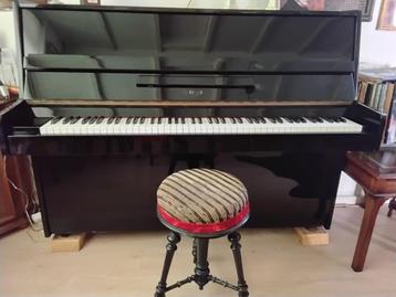 Hoogglanzende zwarte piano met prachtige klank beschikbaar voor biedingen