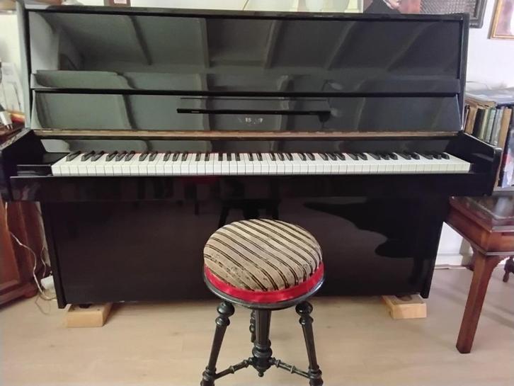 Hoogglanzende zwarte piano met prachtige klank, Muziek en Instrumenten, Piano's, Gebruikt, Piano, Zwart, Hoogglans, Ophalen