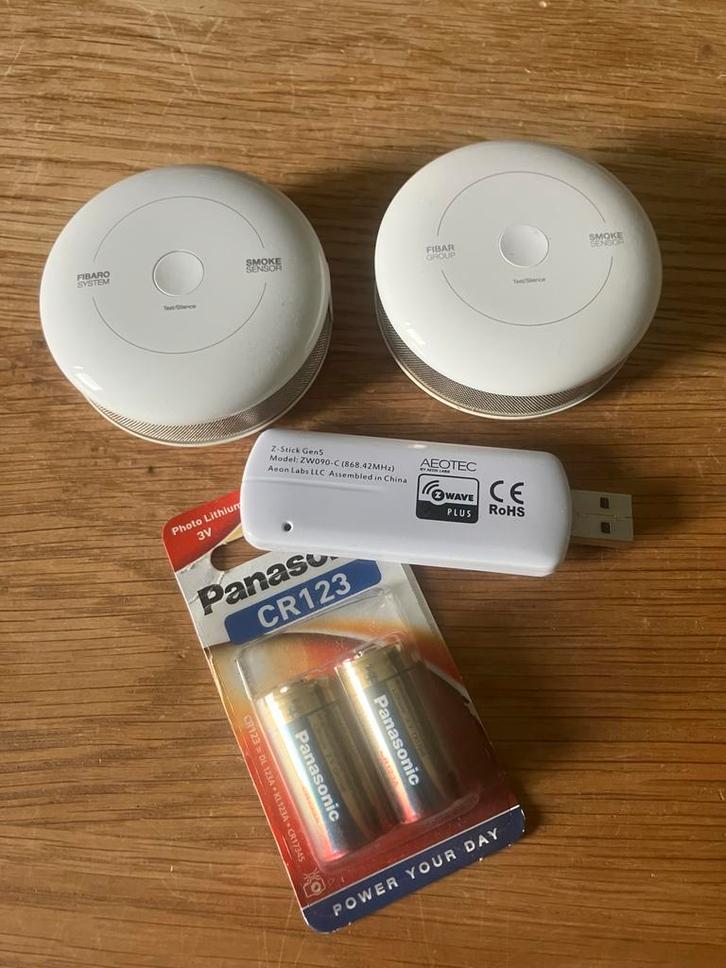 Fibaro Rookmelders + Aeotec Z-Wave USB Stick Gen5, Doe-het-zelf en Verbouw, Alarmsystemen, Gebruikt, Detector, Sensor of Melder