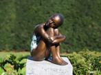 MEISJE ZITTEND IN BADPAK / bronzen beeld / vrouw